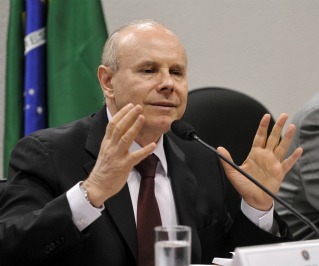 Mantega falará no Congresso no dia 22 de maio para não coincidir com depoimento de Cachoeira