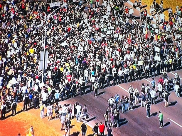 Centenas de pessoas chegam ao estádio Mané Garrincha na manhã deste sábado