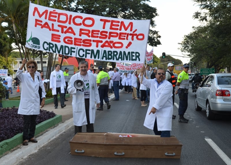 Médicos fazem enterro simbólico da presidenta Dilma Rousseff