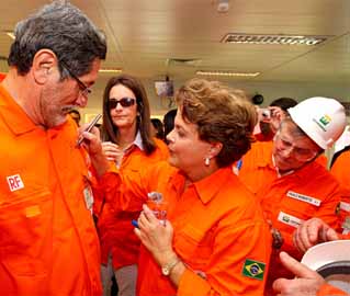 Como o macacão autografado por Dilma, Paulo Roberto deixa sua assinatura nas costas dela