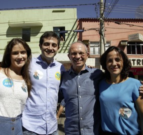 Paulo Hartung entre os filhos e a esposa, Cristina Gomes