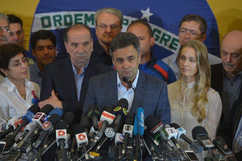 aecio_neves_fala_a_imprensa_foto_valter_camparato_agencia_brasil-26-10-201400610262014-850x565
