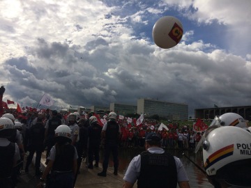 Manifestação reuniu mais de duas mil pessoas no gramado do Congresso