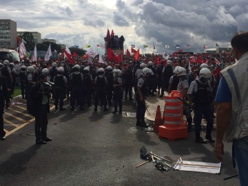 Manifestantes se concentram em frente ao Congresso