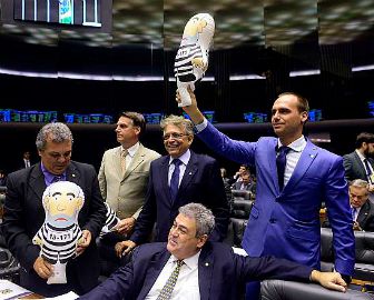 Deputados Alberto Fraga e Eduardo Bolsonaro exibem 