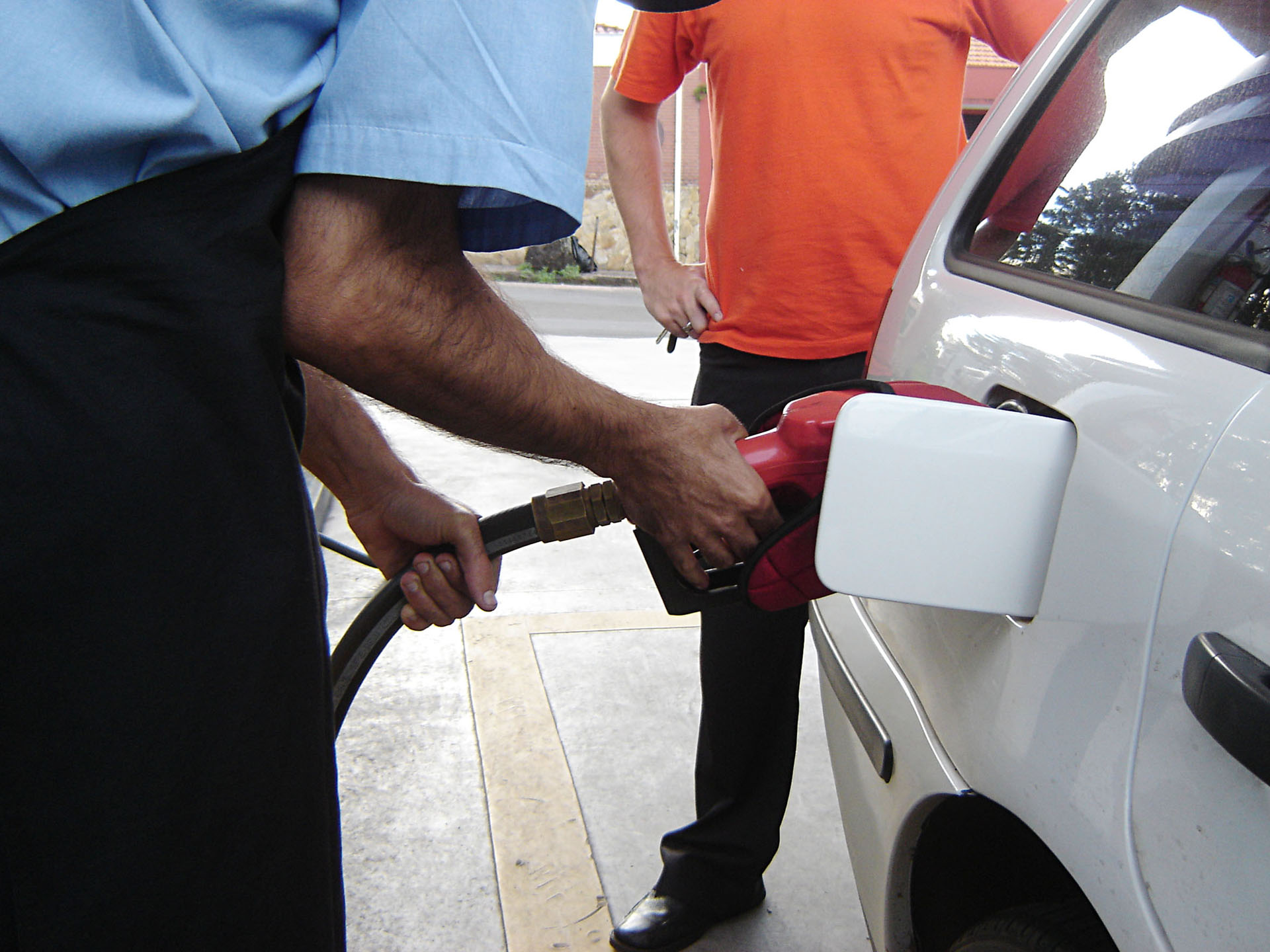 O último reajuste dos combustíveis foi em outubro. Desde janeiro do ano passado, o valor da gasolina e do diesel acmulam mais de 77% de alta. Foto: Agência Brasil