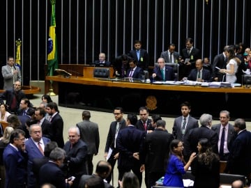 Deputados questionam extensão do porte de armas a oficiais de Justiça