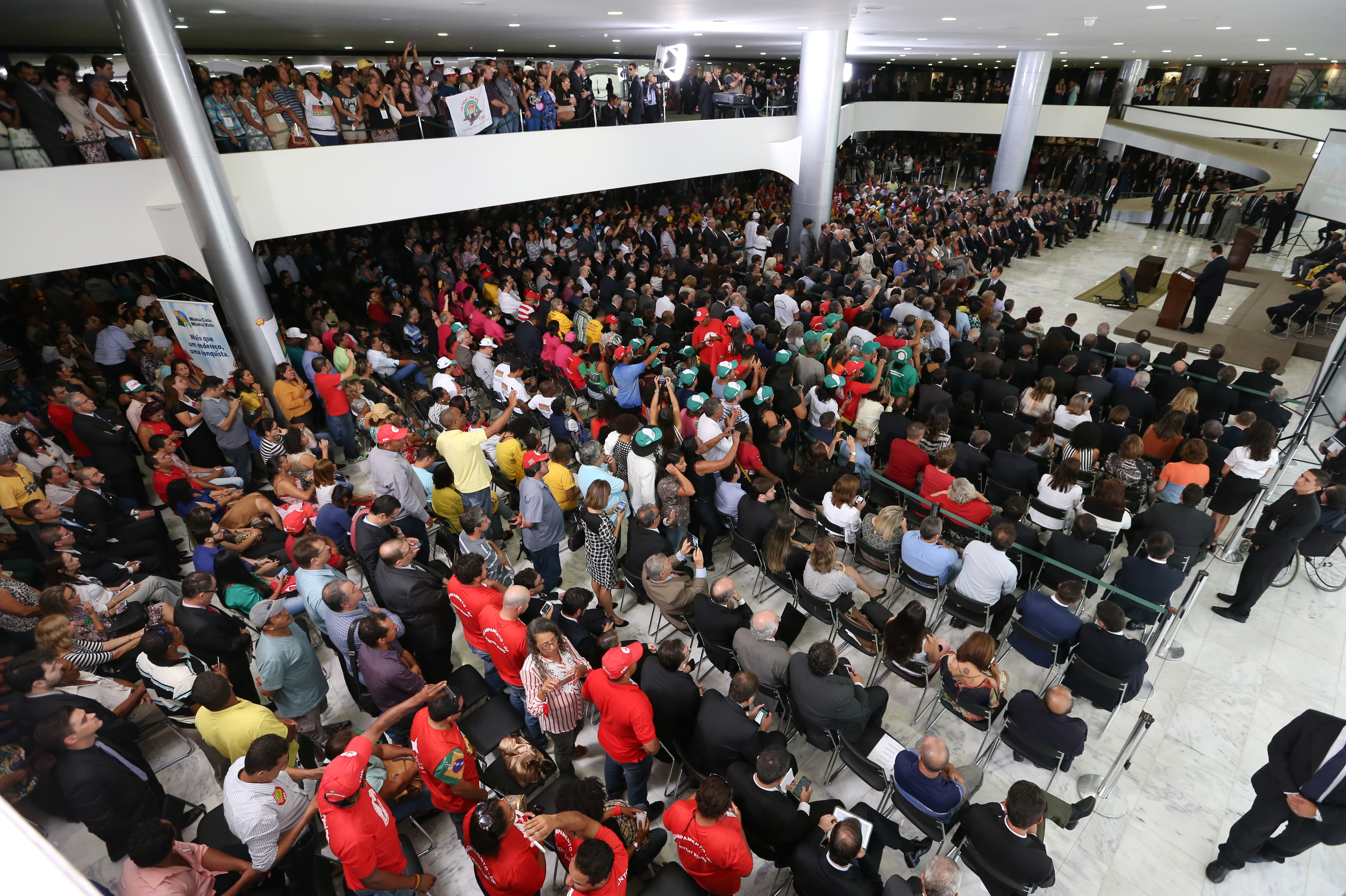 Corredores do Palácio do Planalto ficaram lotados de apoiadores do governo Dilma