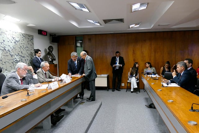 Parlamentares reunidos em sessão da Comissão Mista desta quarta-feira