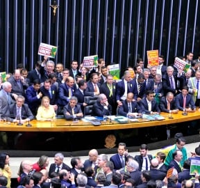 Em sessão tensa e com dedicatórias, Câmara aprovou abertura de impeachment por 367 votos a 137