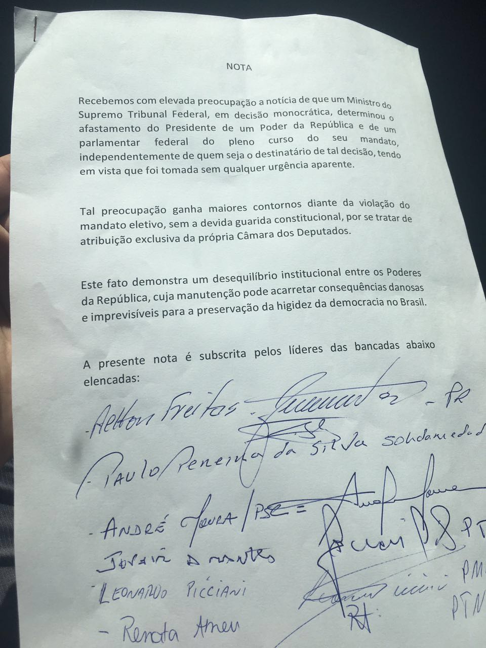 Líderes de seis partidos assinam nota em defesa de Cunha