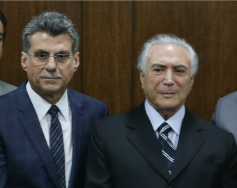 Romero Jucá e Michel Temer durante entrega da nova meta fiscal no Senado