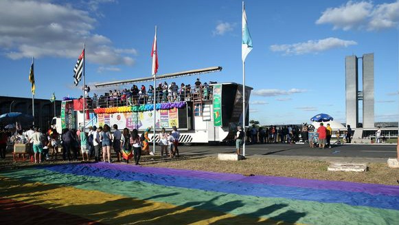 Parada do Orgulho LGBTS reuniu cerca de 15 mil pessoas neste domingo, em Brasília