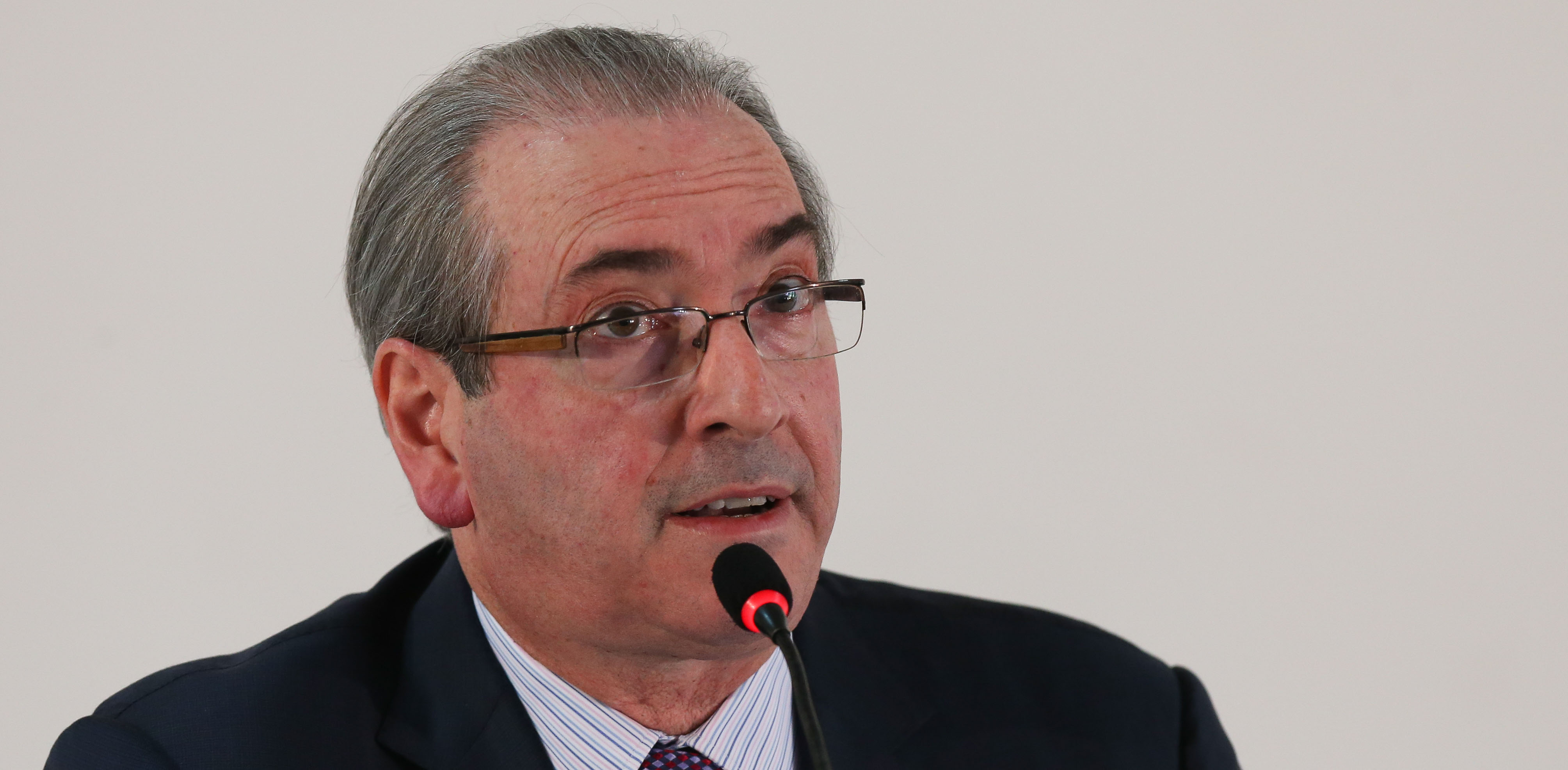 Mesmo afastado, Cunha mantém influência sobre decisão de possível sucessor na presidência da Câmara