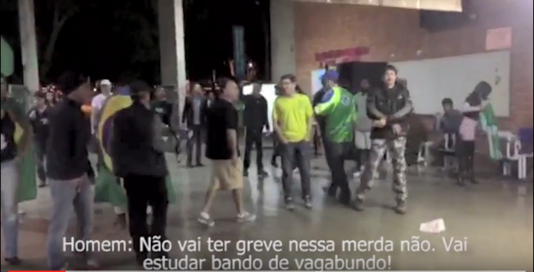 Manifestantes entraram na universidade aos gritos de 