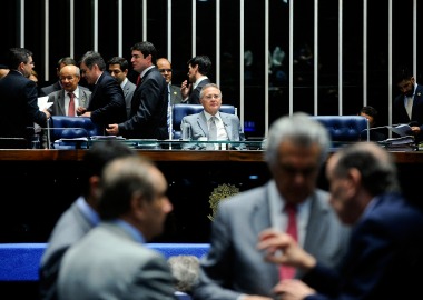 Senadores debatem em plenário sob o olhar de Renan