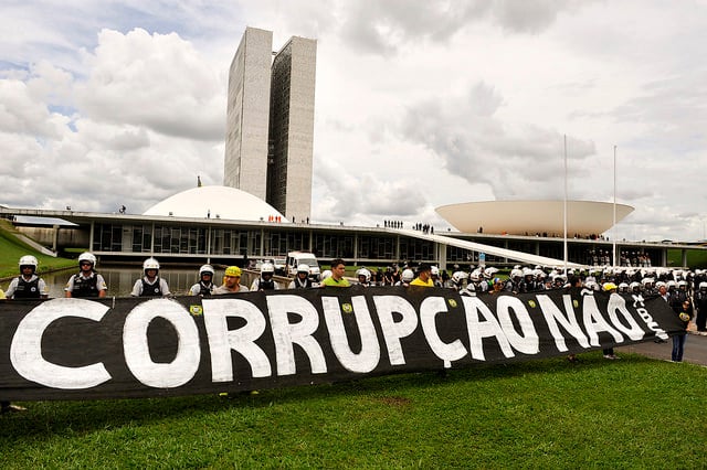 Fim da corrupção é o mote da maioria das manifestações populares desde junho de 2013