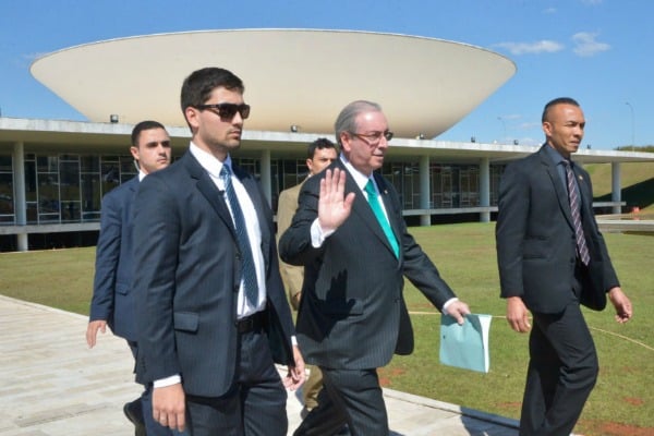 Cunha desce a rampa cerca dos seguranças a que ainda tem direito