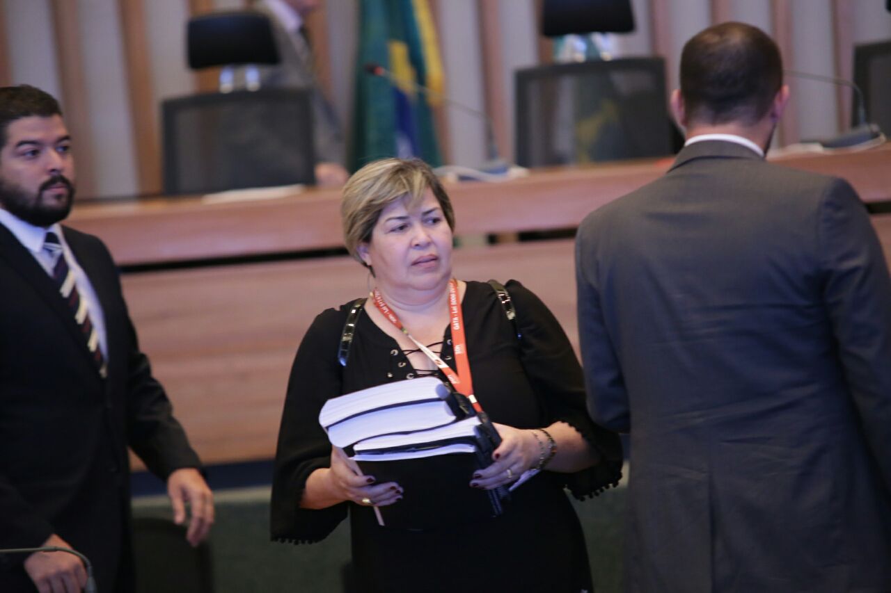 Marli Rodrigues, presidente do SindiSaúde, levou um calhamaço de documentos para a CPI