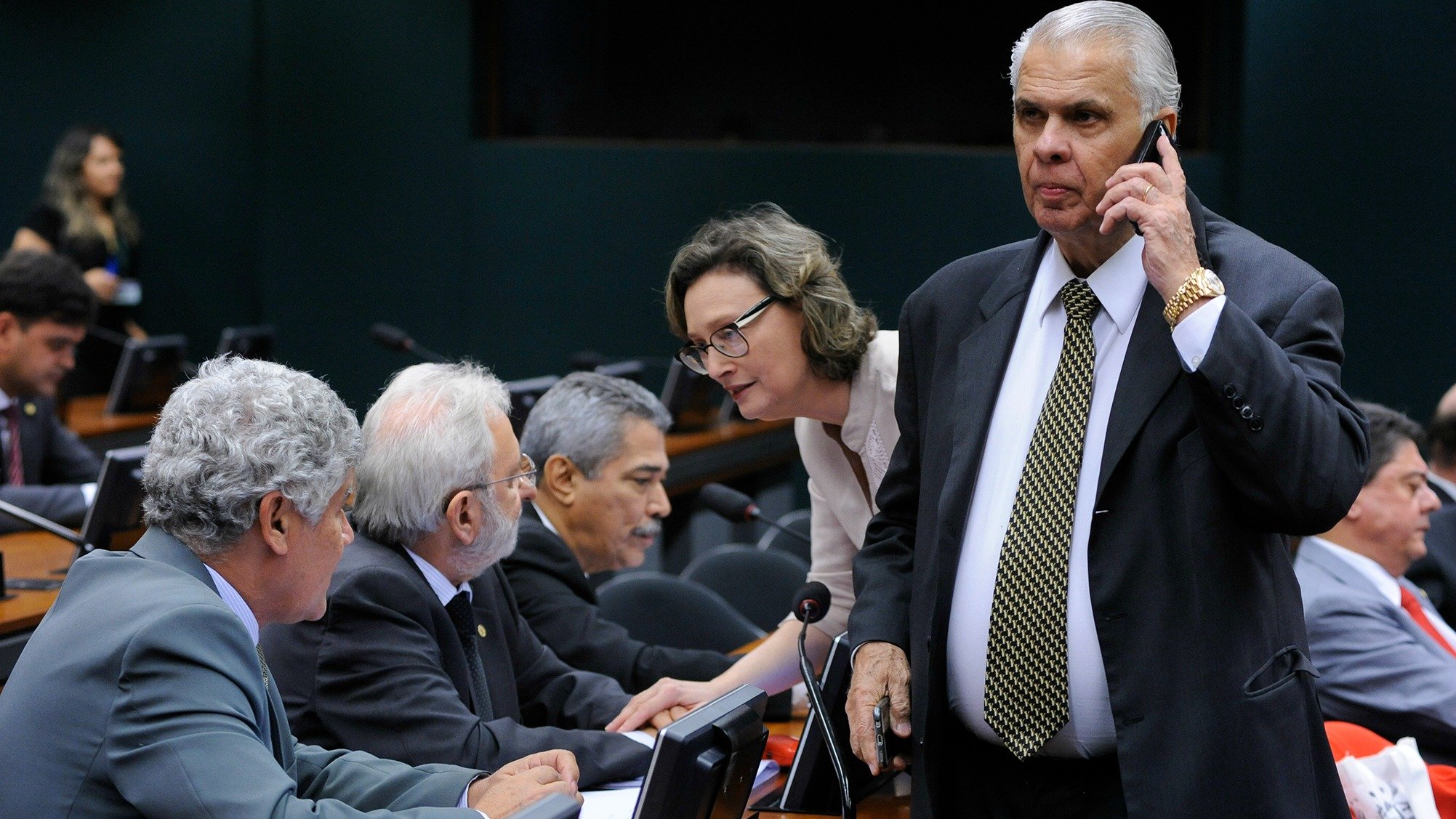 José Carlos Araújo (em pé) foi criticado diversas vezes durante manifestação da defesa de Cunha