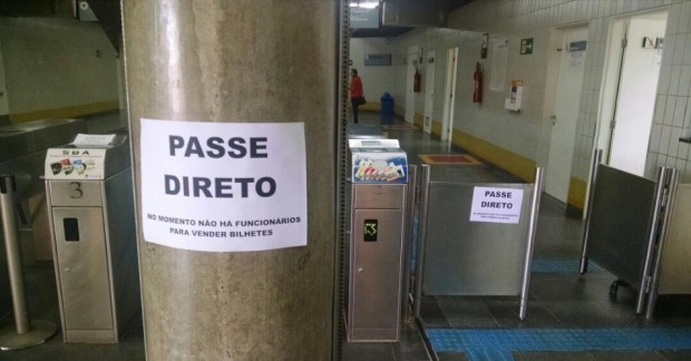 Com a falta de funcionários, metroviários liberam as catracas