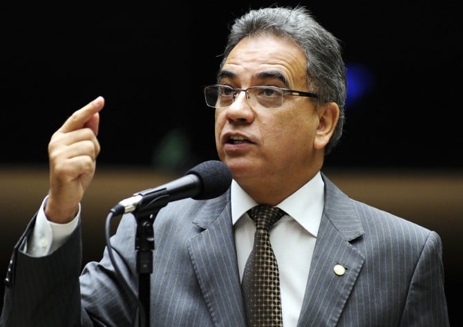 Relator da CCJ, Ronaldo Fonseca (PROS-DF), é aliado de Eduardo Cunha