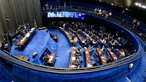 Senadores estão reunidos desde o fim da tarde desta quarta-feira