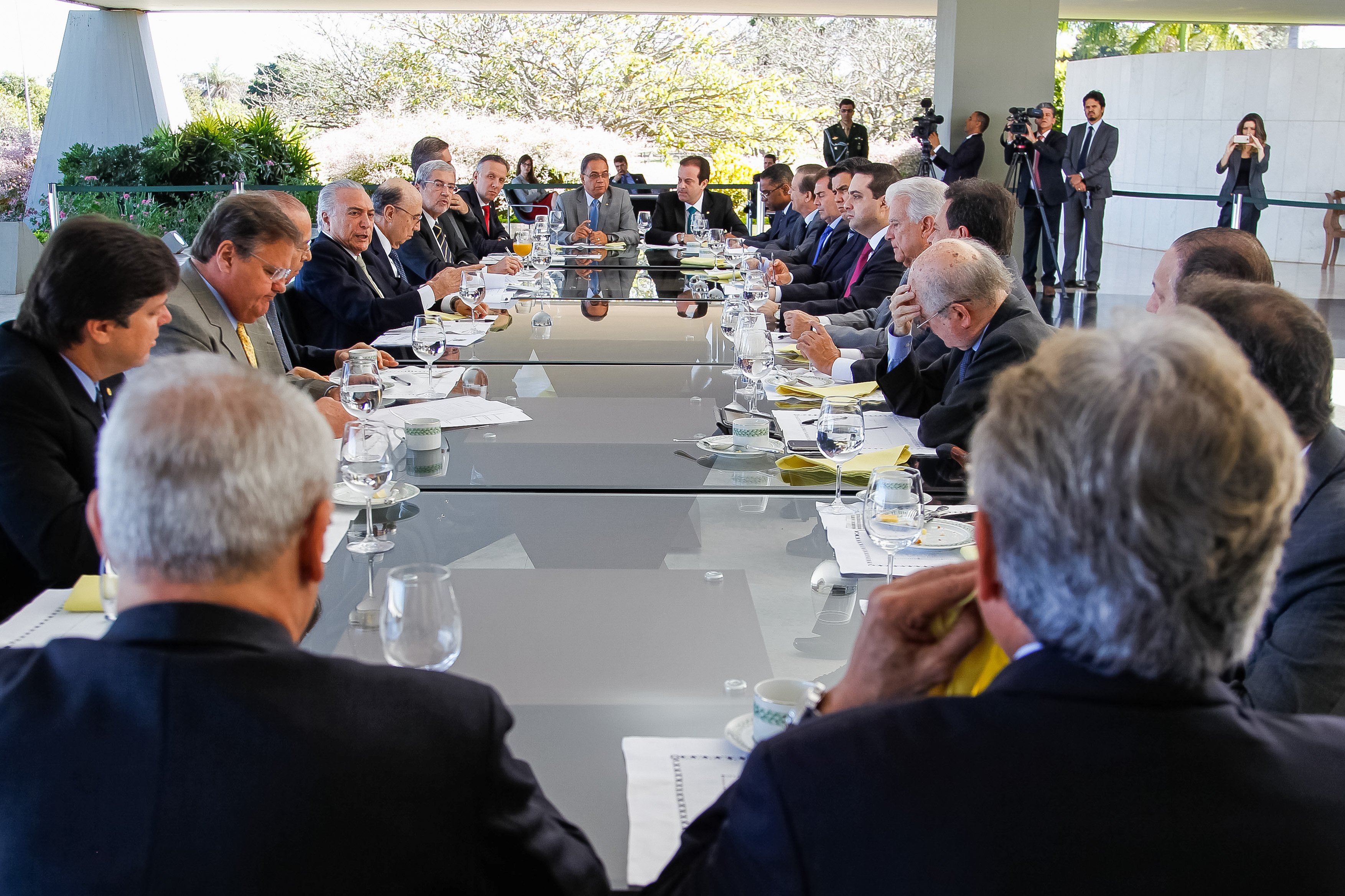 Presidente interino Michel Temer recebeu líderes da base aliada para alinhar discurso político na Câmara