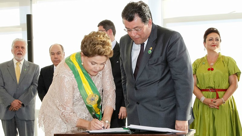 Com a presença de Kátia Abreu, Dilma assina posse de Eduardo Braga, substituto de Edison Lobão na pasta de Minas e Energia