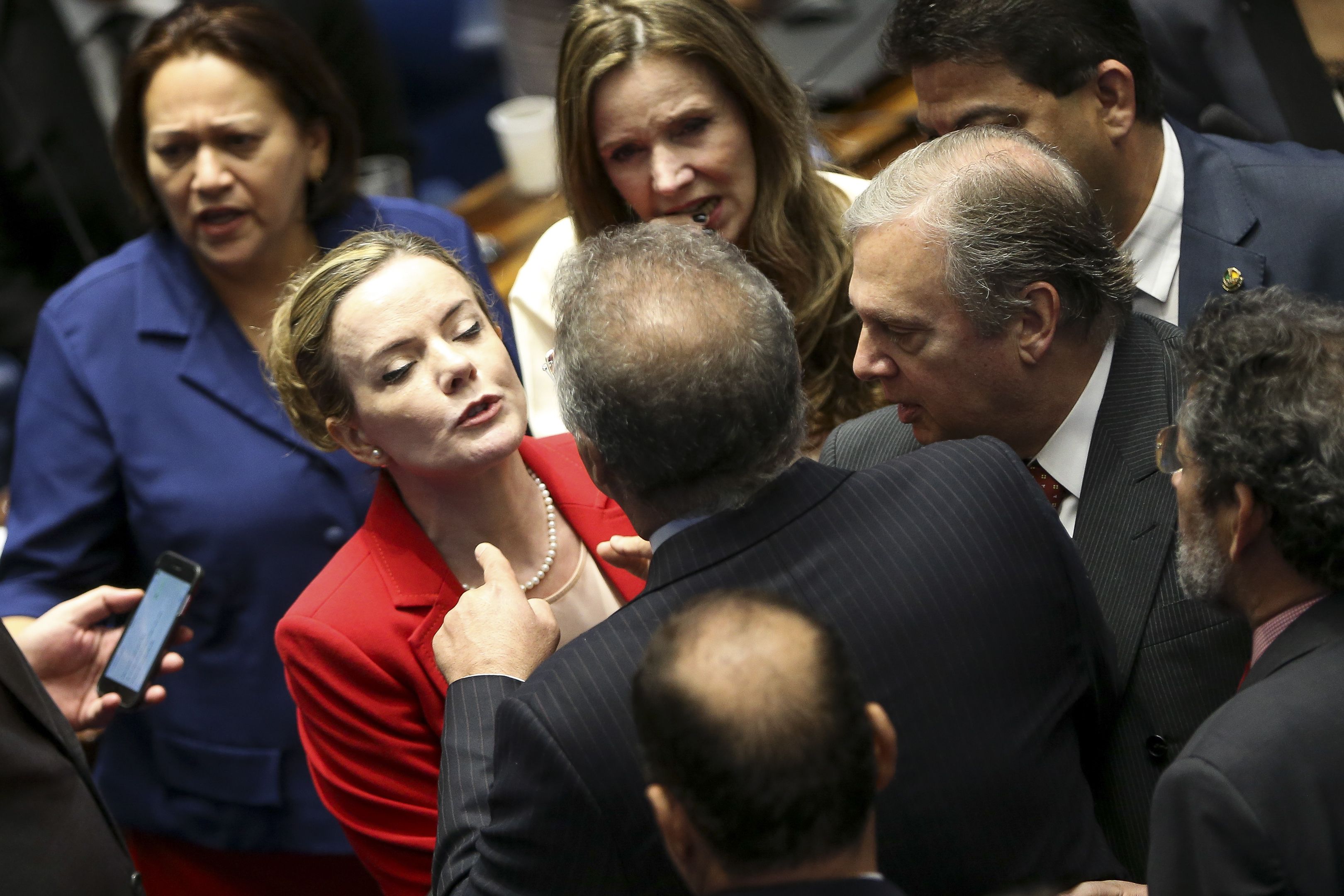 Bate-boca entre senadores marcou as primeiras horas do segundo dia do julgamento