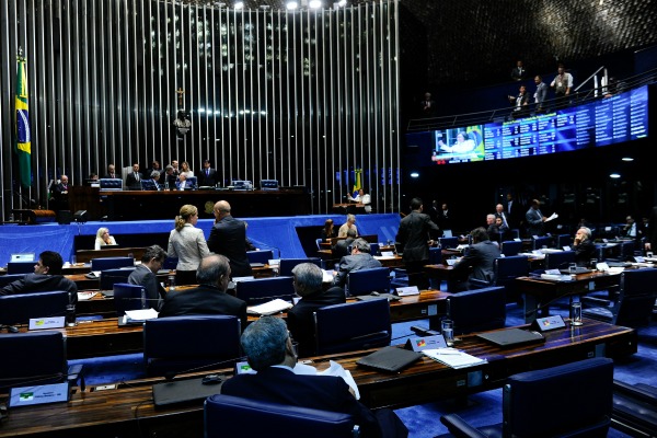 Senadores adentram a madrugada para votar impeachment de Dilma