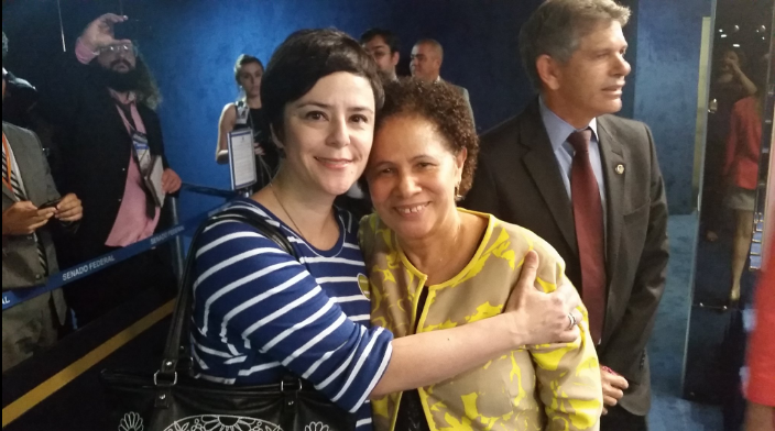 Após seu discurso, senadora Regina Sousa recebeu a visita da cantora Fernanda Takai no plenário do Senado