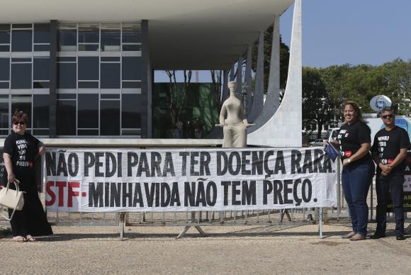 Do lado de fora do STF, entidades que cuidam de pacientes protestam pela distribuição gratuita de medicamentos que não estão na lista do SUS