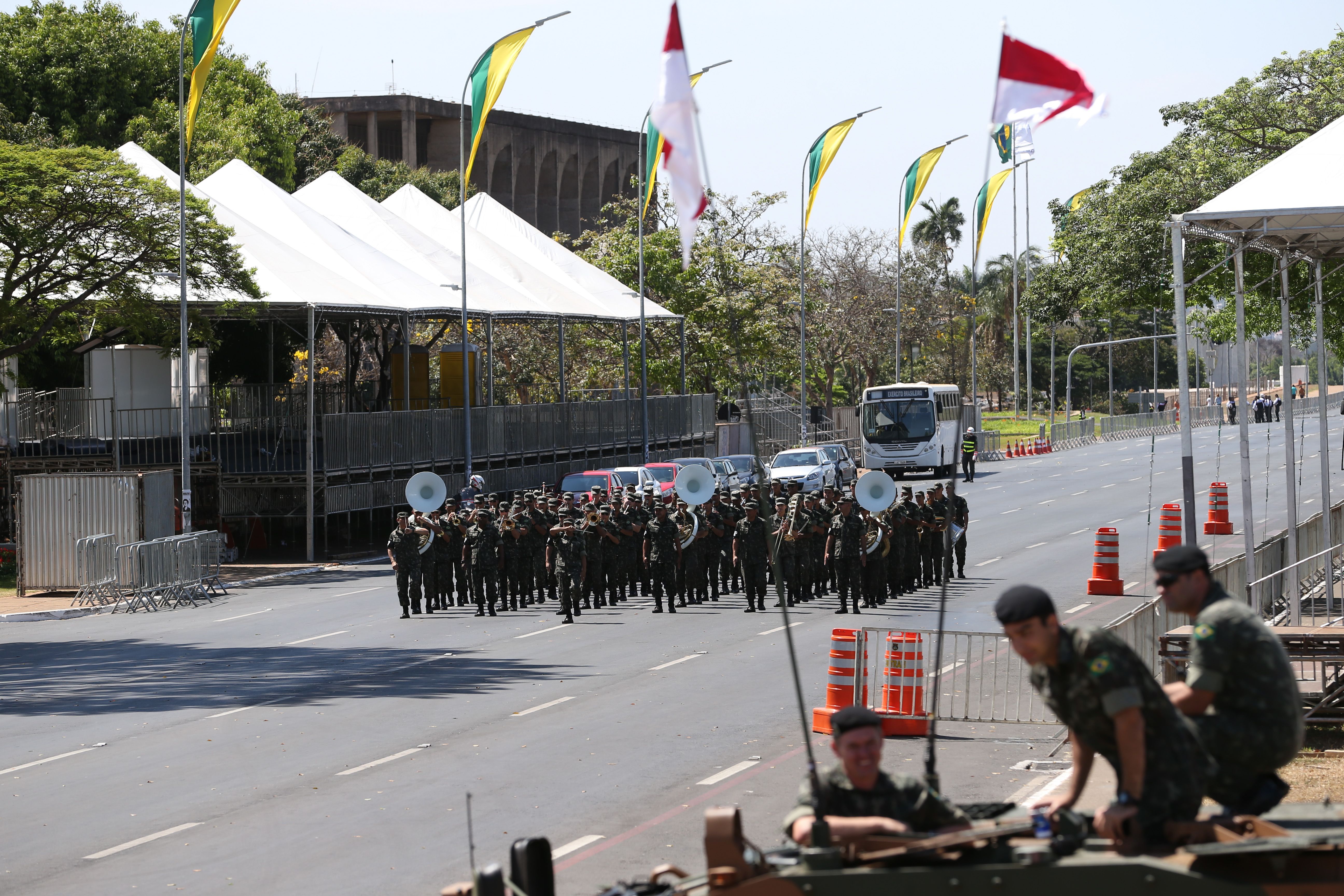 Militares ensaiam passos para a coreografia do desfilie cívico, enquanto estrutura recebe últimos reparos para receber 20 mil pessoas