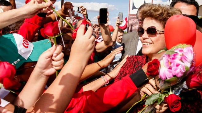 Dilma encontra com manifestantes ao deixar Palácio da Alvorada