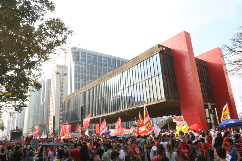 Grupo ocupou três quarteirões da principal avenida de São Paulo em ato contra o governo