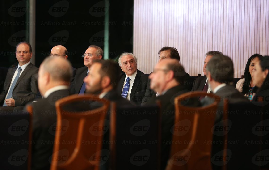 Urgência para aprovar pec do limite de gastos faz Temer oferecer jantar para membros da base aliada