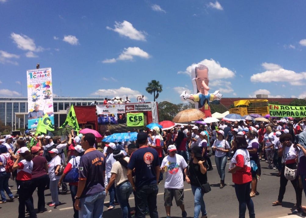 Manifestantes fecharam o Eixo Monumental durante 30 minutos para cobrar reajuste