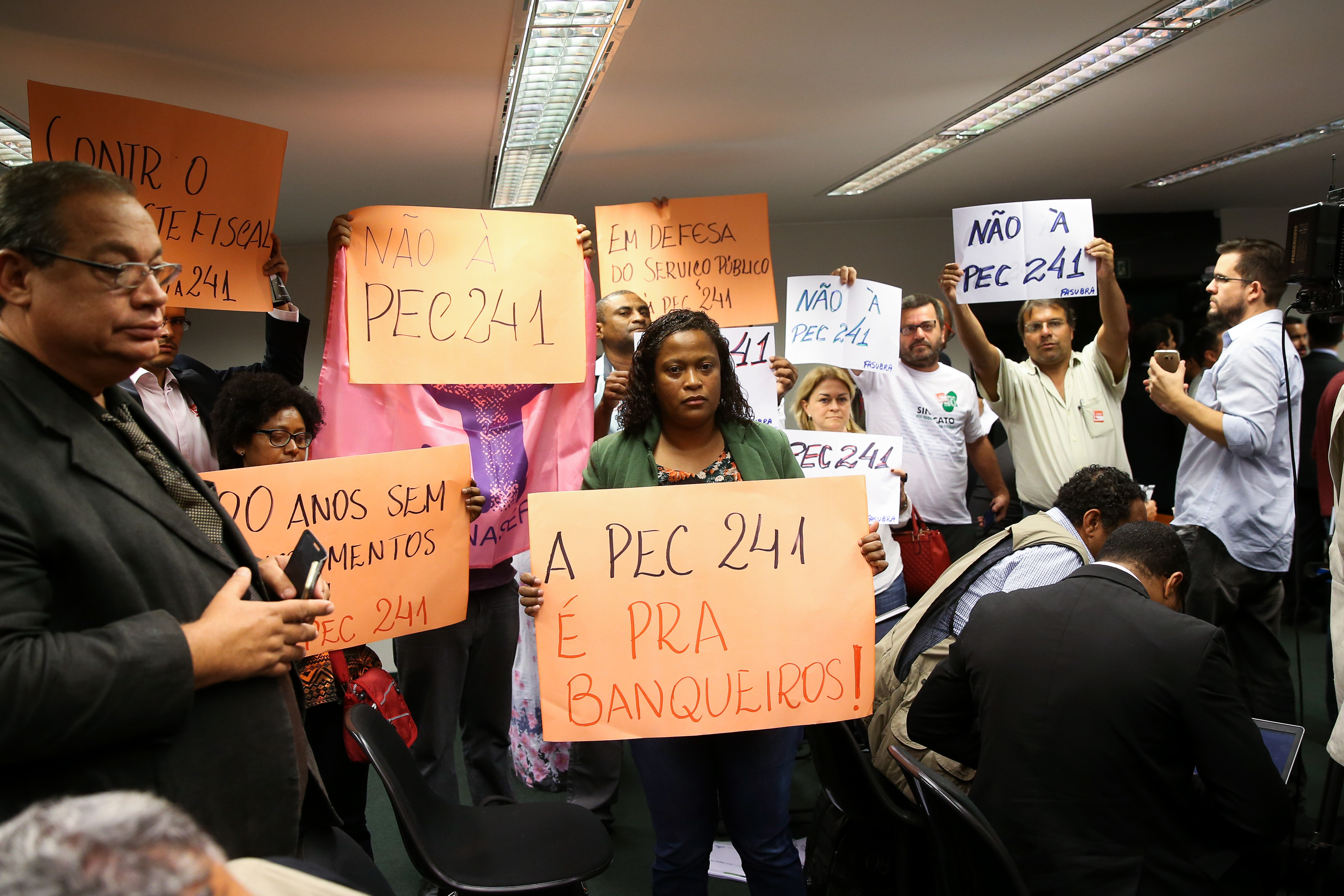 Proposta foi aprovada na Comissão Especial em meio a protesto de manifestantes e parlamentares