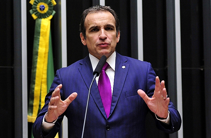 O relator do Orçamento, deputado Hugo Leal, participa de reunião com os integrantes da equipe econômica para fazer ajustes no relatório. Foto: Luis Macedo / Câmara dos Deputados