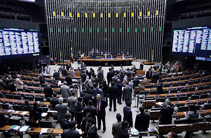 Enquanto base aliada tenta agilizar debates, oposição apresenta obstrução