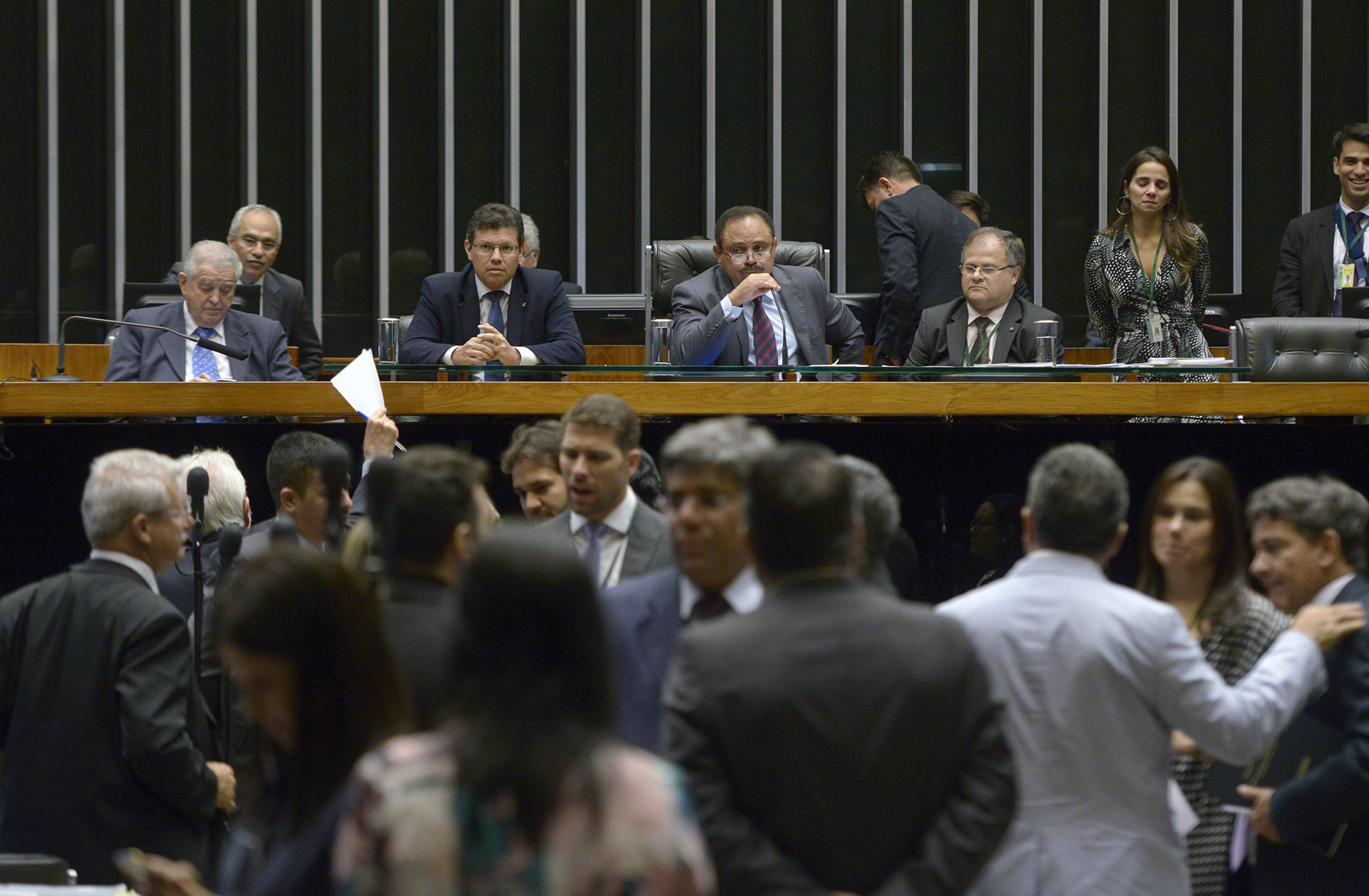 Depois de muitas críticas, plenário adia debate sobre mudanças nas regras do pré-sal