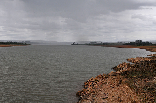 Barragem do Descoberto, principal reservatório de fornecimento de água para o Distrito Federal, com nível de água próximo aos 20%.