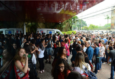 Estudantes se aglomeram em um dos pontos de prova em Brasília