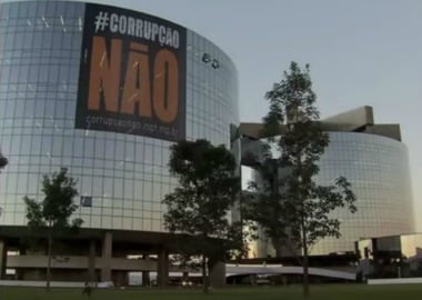 Sede da PGR, em Brasília, exibiu faixa contra a corrupção por meses depois de lançada a campanha nacional pelas 10 Medidas Contra a Corrupção. 