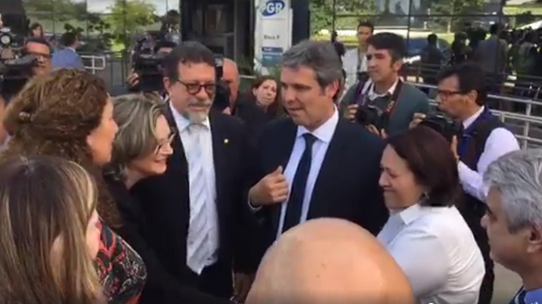 Senadores Lindbergh Farias (PT-RJ), Fátima Bezerra (PT-RN) e Humberto Costa (PT-PE), além dos deputados Afonso Florence (PT-BA) e Jandira Feghali (PCdoB-RJ) foram à PGR protocolar a denúncia