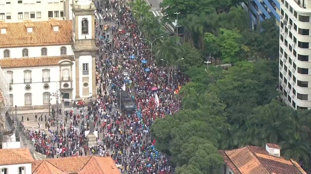 Manifestantes protestam contra pacote de cortes desde 10h, em frente à Alerj