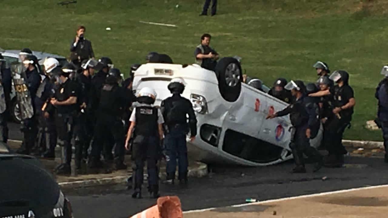 Carro da Record já foi desvirado por policiais, mas com vidros quebrados e outras avarias