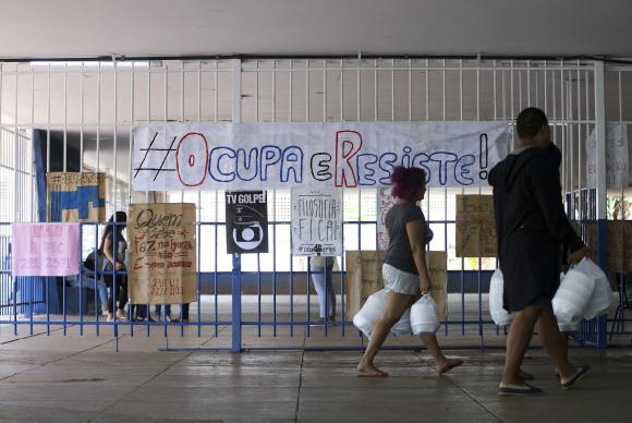 Escolas estão ocupadas há um mês