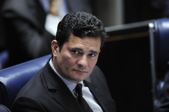 Moro cobrou satisfação da PF pelo uso de algemas nas mãos e pés de Cabral